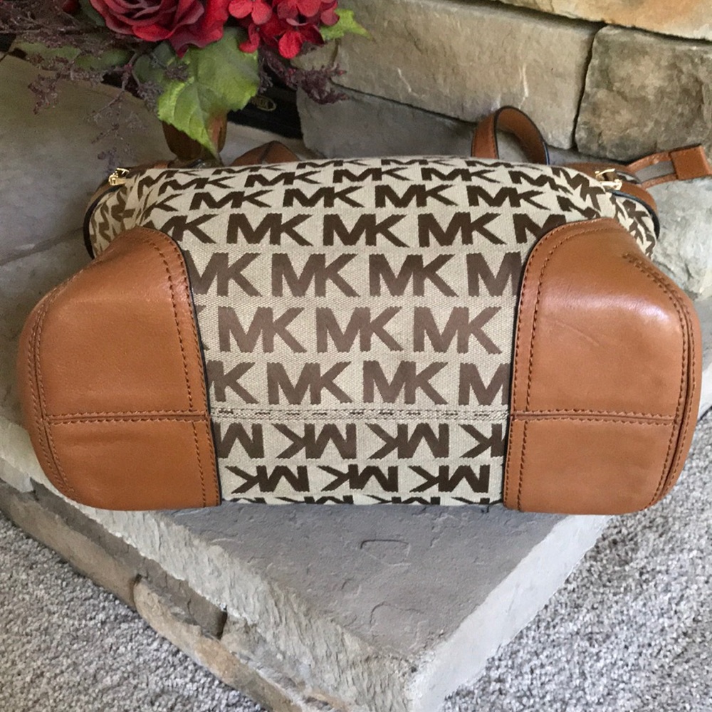 Michael Kors Millbrook Shoulder Tote 🌺🌺 - Picture 3 of 8